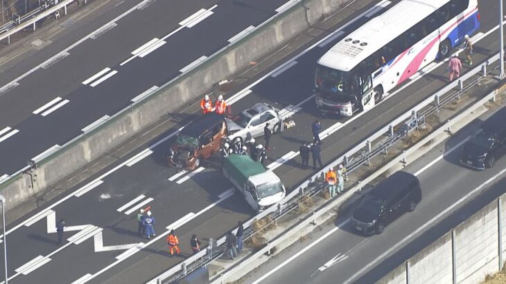 名神高速上り線で大型バスなど５台絡む事故　男女６人重軽傷　バスが停車中の車に追突か　滋賀