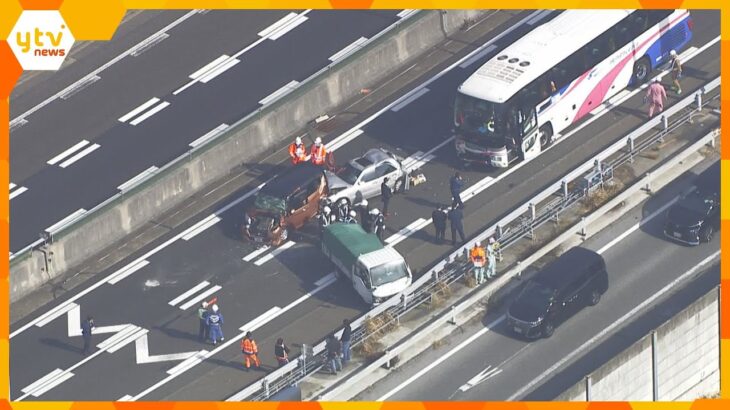 大阪の病院に車突っ込み２人死亡　７１歳の容疑者立ち会いで実況見分　事故直前の走行経路を確認