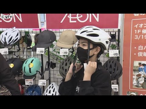 大阪で自転車のヘルメット着用啓発イベント開催、帽子型など様々な種類のヘルメット並ぶ