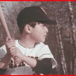 【秘蔵映像】“野球好き”でも知られる天皇ご一家　陛下11歳の誕生日、巨人軍のユニホームでバットを振られる