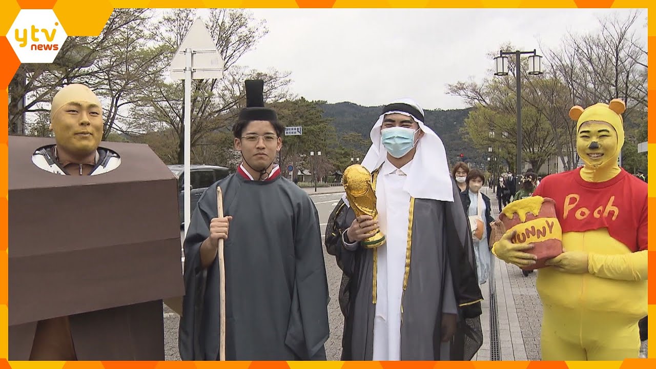 “ゼレンスキー大統領”や“ペッパーミル”も 京都大学で卒業式 ユニークな仮装姿で門出祝う