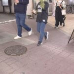 大阪市北区の商店街でパトカーが追跡中の車が４５歳女性をはね意識不明の重体　ひき逃げ事件として捜査