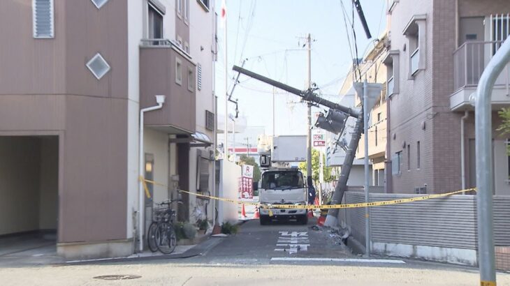 兵庫県尼崎市　警察の職務質問から逃走の車が電柱に突っ込む　周辺の住宅で停電も