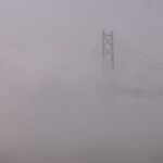 【暑い！】真昼の明石海峡大橋　濃霧に浮かぶ　兵庫・和田山は29℃観測して『真夏日目前』（2023年4月20日）