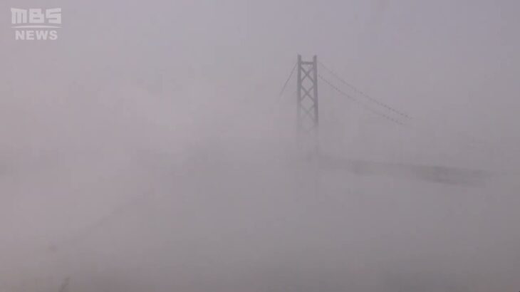 【暑い！】真昼の明石海峡大橋　濃霧に浮かぶ　兵庫・和田山は29℃観測して『真夏日目前』（2023年4月20日）