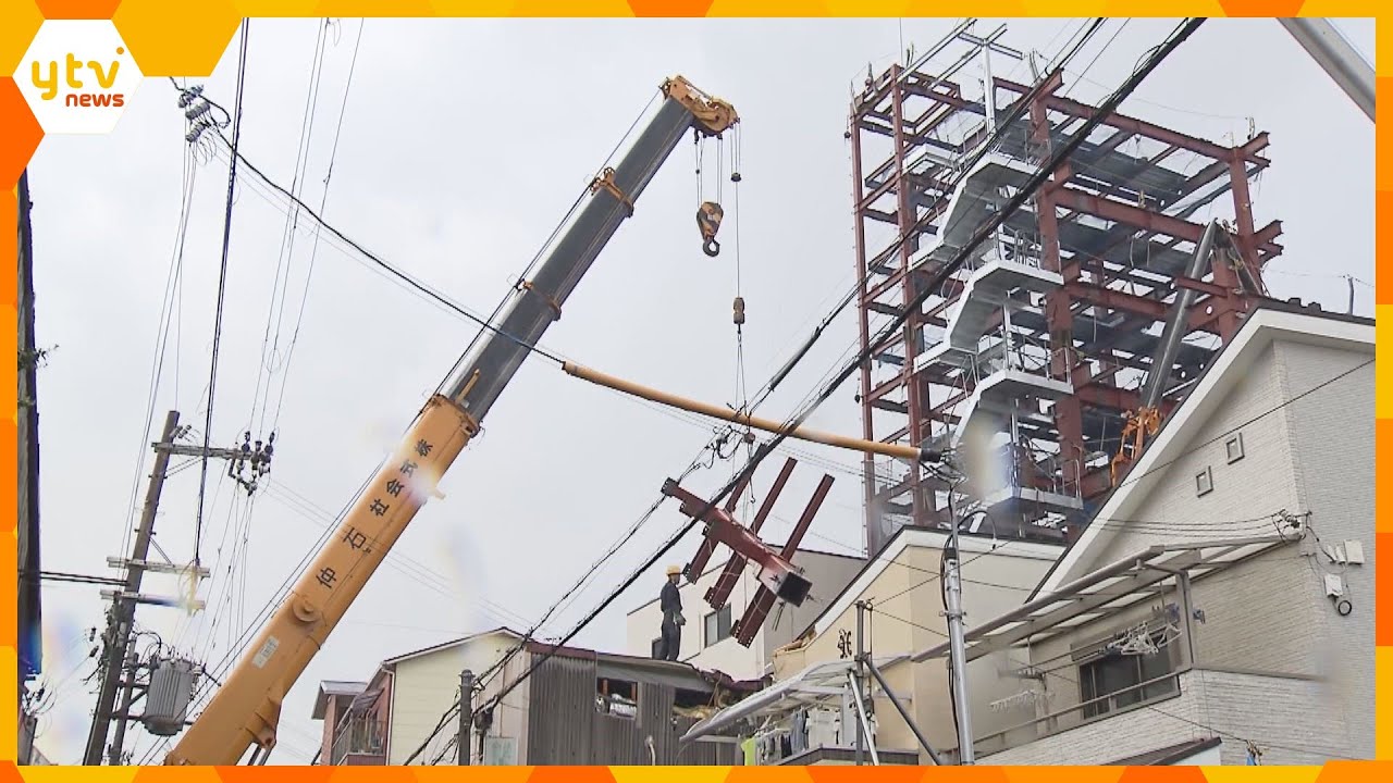 大阪・此花区の建設現場でクレーン車が傾きアームが折れた事故　屋根に落下した約２トンの鉄骨を撤去