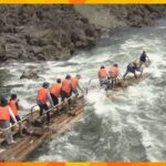 和歌山県の北山川で急流「いかだ下り」始まる　保津川転覆事故を受けて船頭たちも安全面に配慮