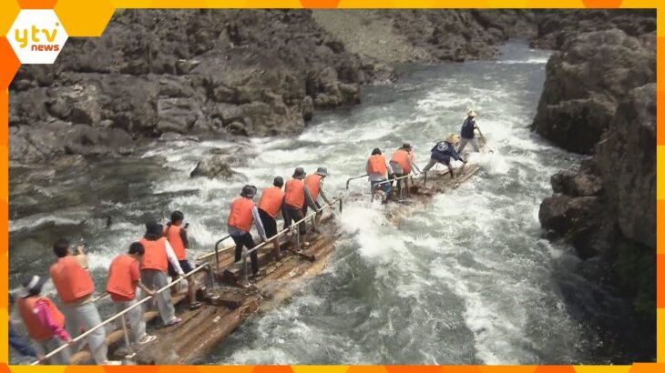 和歌山県の北山川で急流「いかだ下り」始まる　保津川転覆事故を受けて船頭たちも安全面に配慮