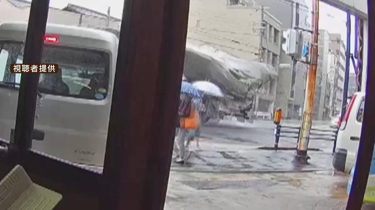 【瞬間映像】大型トラックから次々と落ちる「空き缶」数十メートルにわたり道路上に散乱　運転手「右カーブ曲がると荷物落ちていた」(2023年5月19日)