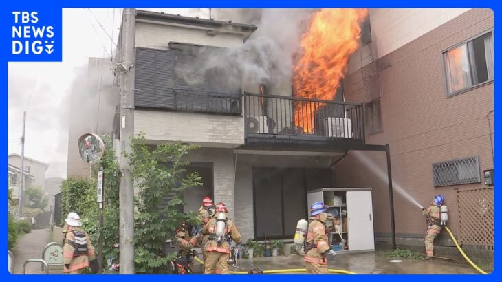 出火直後の住宅火災 窓から吹き出す激しい炎 焼け跡から1人の遺体発見　さいたま市浦和区｜TBS NEWS DIG