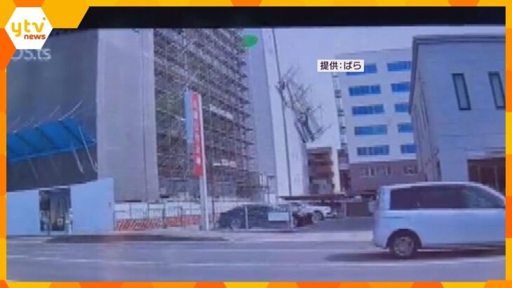 落下の瞬間、大きな音が…１３階建てマンション屋上から足場落下　車７台にぶつかる　兵庫・姫路市
