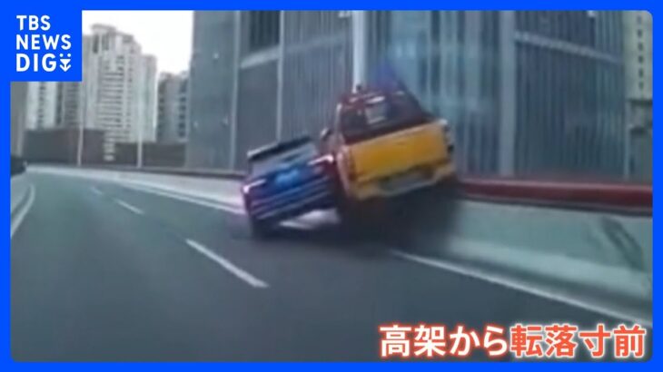 【衝撃】あわや高架から転落…ドライブレコーダーに記録された中国・上海の高速道路「意地の争い」｜TBS NEWS DIG