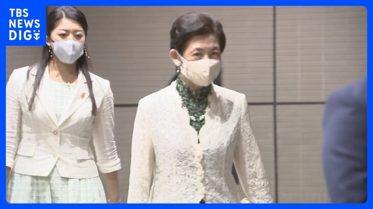 久子さまと承子さまヨルダン皇太子の結婚式出席を終え帰国　成田空港で出迎えた職員ににこやかにあいさつ｜TBS NEWS DIG