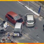 車は大破、１台は裏返しに…交差点で車５台が絡む事故６人けが　９０歳女性が重体　奈良・大和高田市