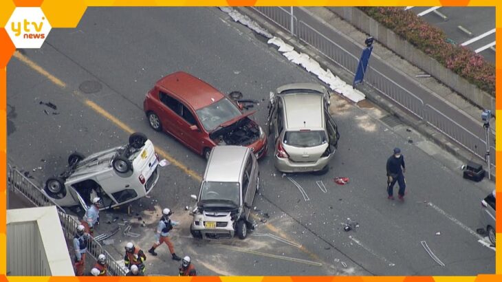 車は大破、１台は裏返しに…交差点で車５台が絡む事故６人けが　９０歳女性が重体　奈良・大和高田市