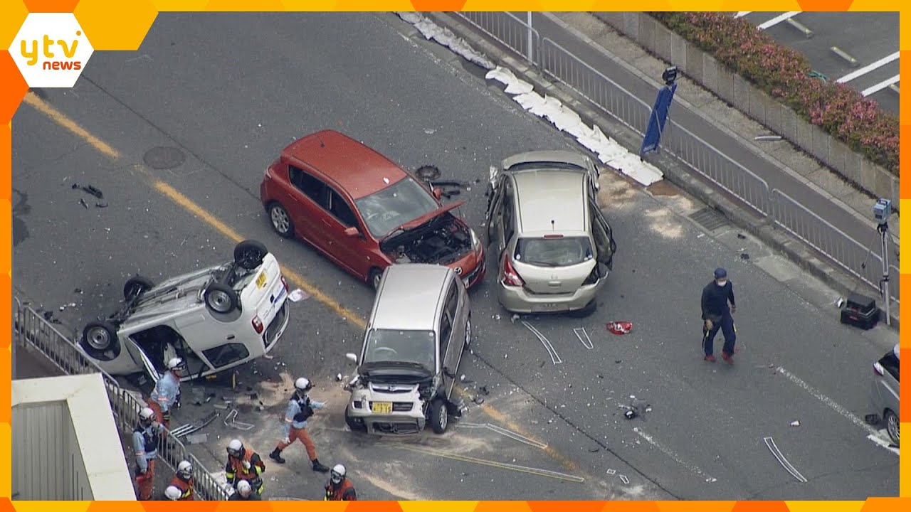 車は大破、１台は裏返しに…交差点で車５台が絡む事故６人けが　９０歳女性が重体　奈良・大和高田市