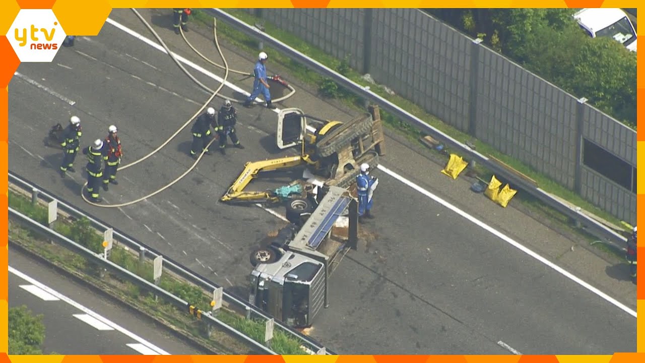 ｔトラックが横転荷台のショベルカーも倒れ車線ふさぐ一部区間が通行止めに奈良第二阪奈道路