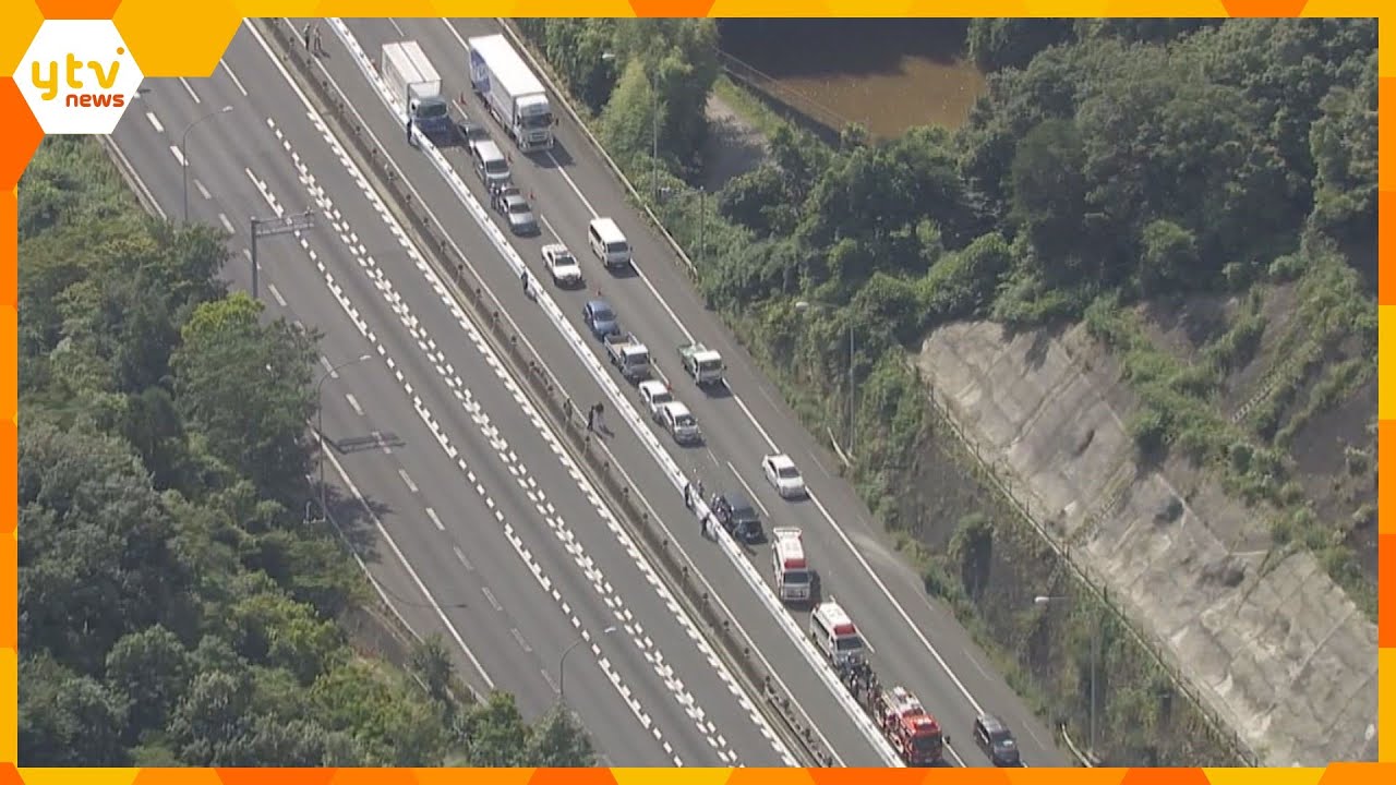 中国道下り線で車台が追突事故人軽傷工事で車線が減少している場所兵庫西宮市
