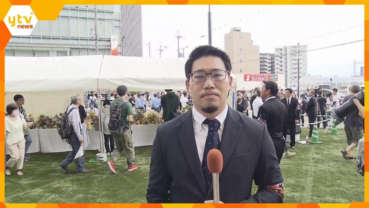 安倍元首相銃撃年事件がなかったら良かったのに現場に設置された献花台には多くの人が訪れる