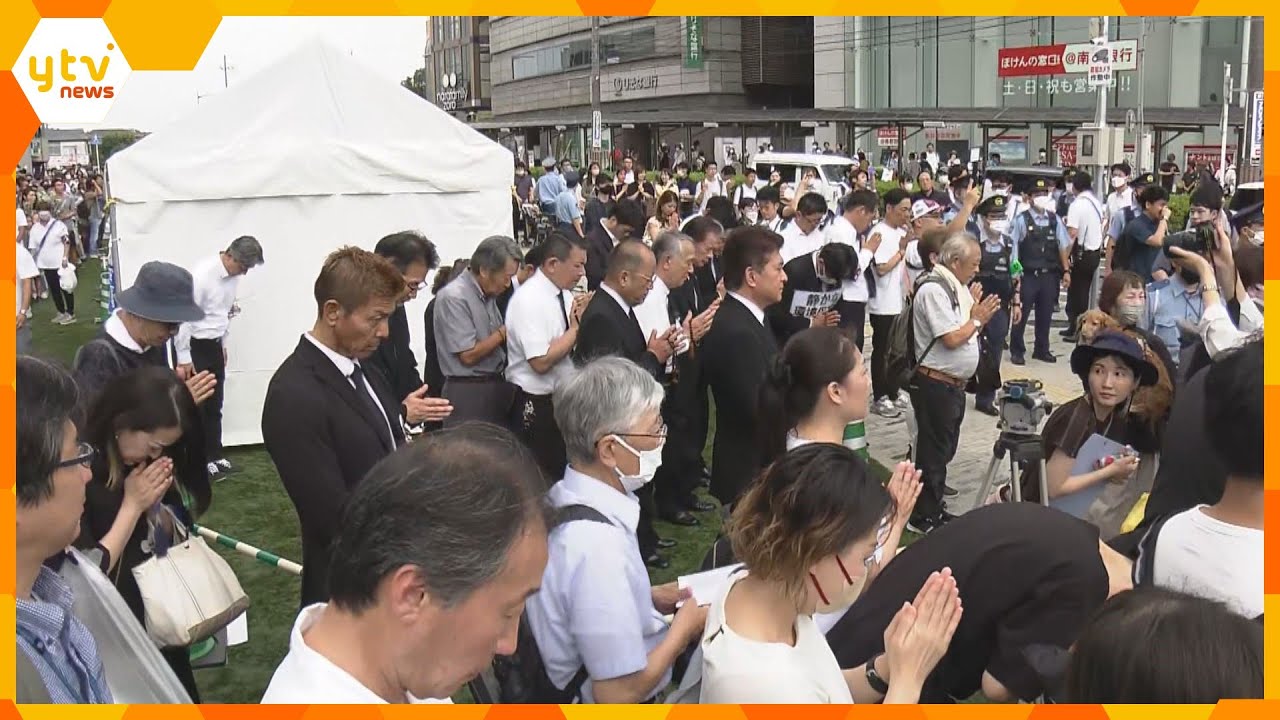 安倍元首相銃撃年日本のために貴重な存在を亡くした事件現場に設置された献花台には追悼の列