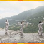 那智の滝のしめ縄を張り替え落差メートルの滝の上で神職が張り替え和歌山熊野那智大社