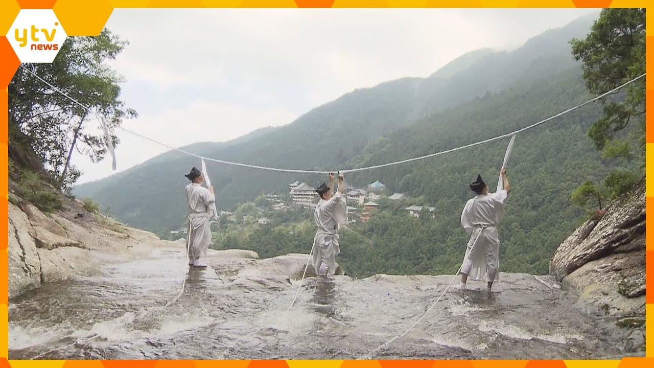 那智の滝のしめ縄を張り替え落差メートルの滝の上で神職が張り替え和歌山熊野那智大社