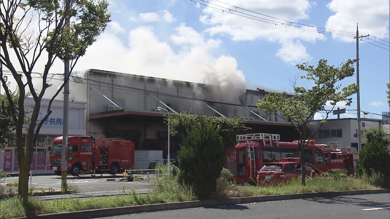 東大阪の化粧品梱包工場で火事　消火活動続く