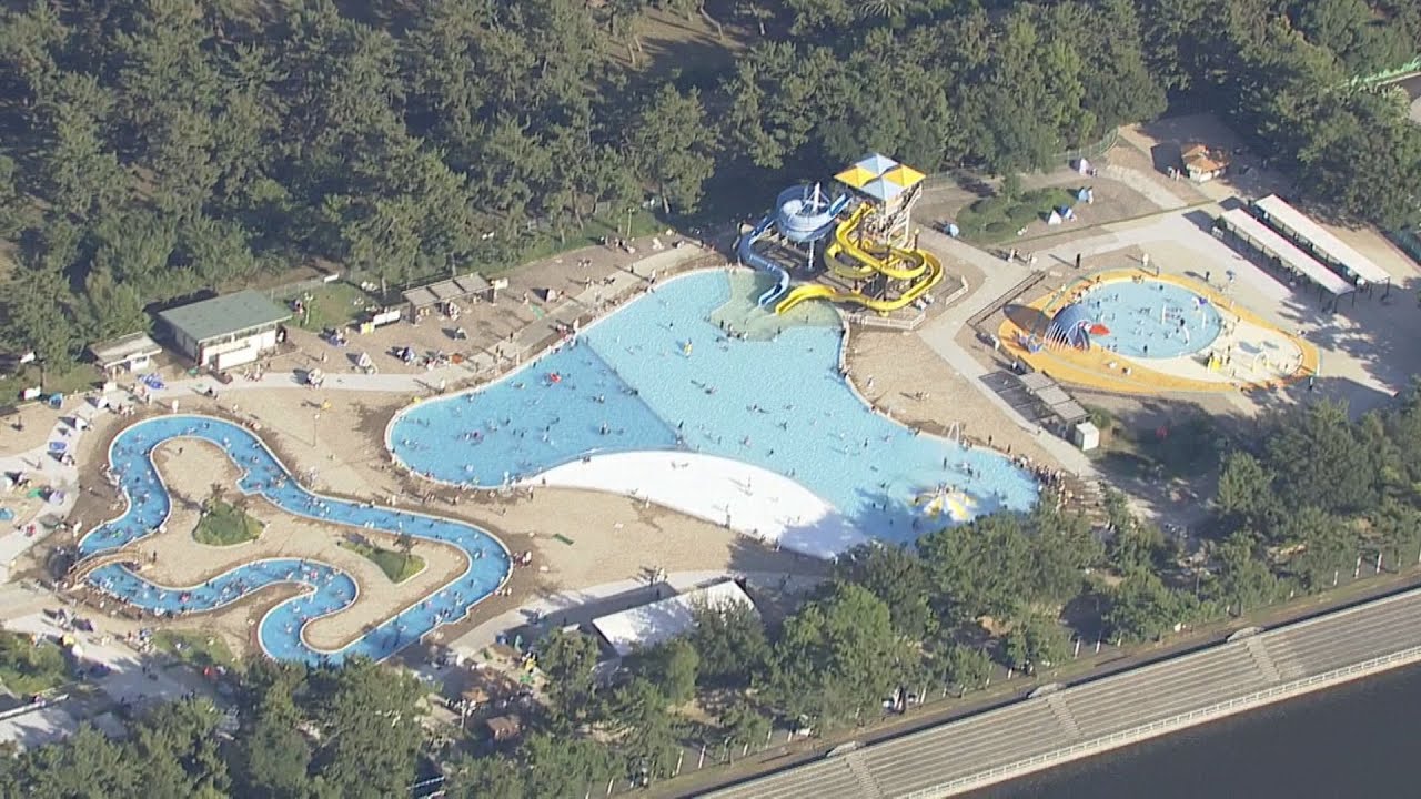 【空からリポ】ウォータースライダーには長い列！堺市・浜寺公園　海上自衛隊の試験艦「あすか」の姿も