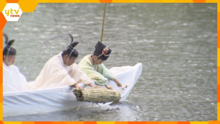 天神祭・宵宮　幕開けを告げる鉾流神事　神童が白木の神鉾を川に流し、祭りの無事と無病息災祈る　大阪