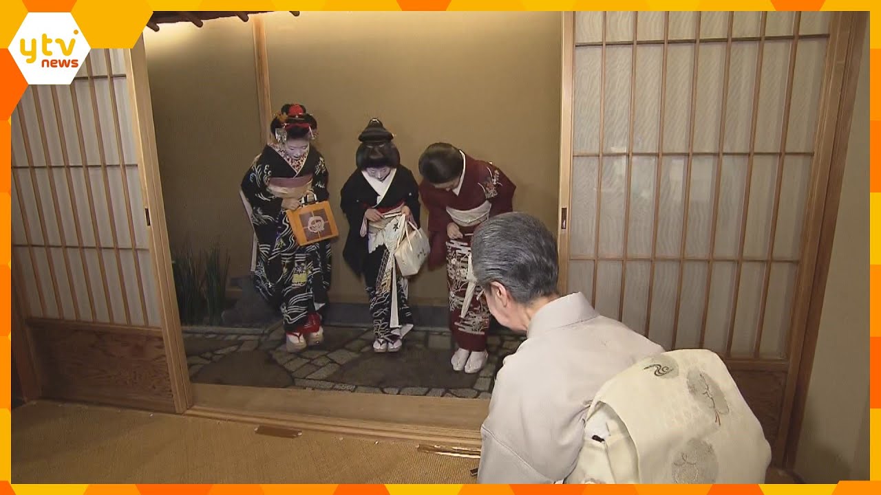 京都・祇園で「八朔」　芸妓さんや舞妓さんがあいさつ回り　厳しい暑さの中、白塗りに黒紋付姿で