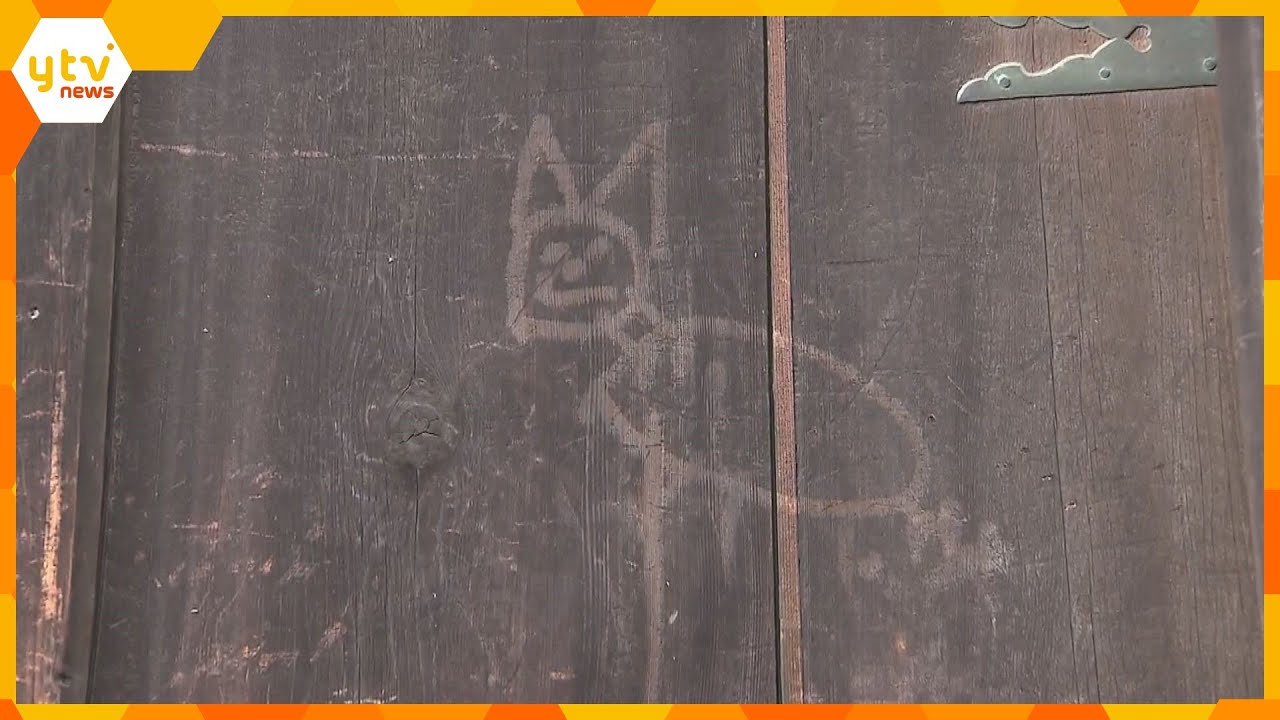 東大寺の重要文化財の扉に猫のような模様の落書き　縦４３ｃｍ、横３０ｃｍ　指を押し当てたか　奈良