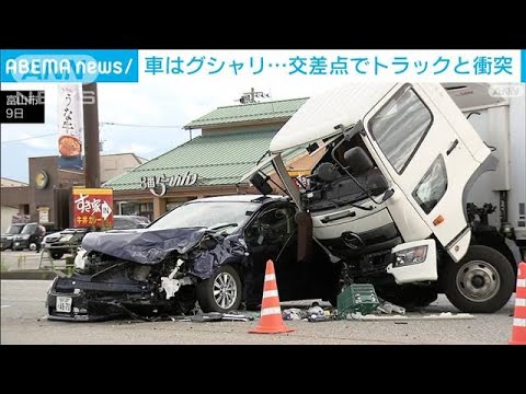 車はグシャリ…白昼の交差点でトラックと衝突　富山(2023年8月9日)