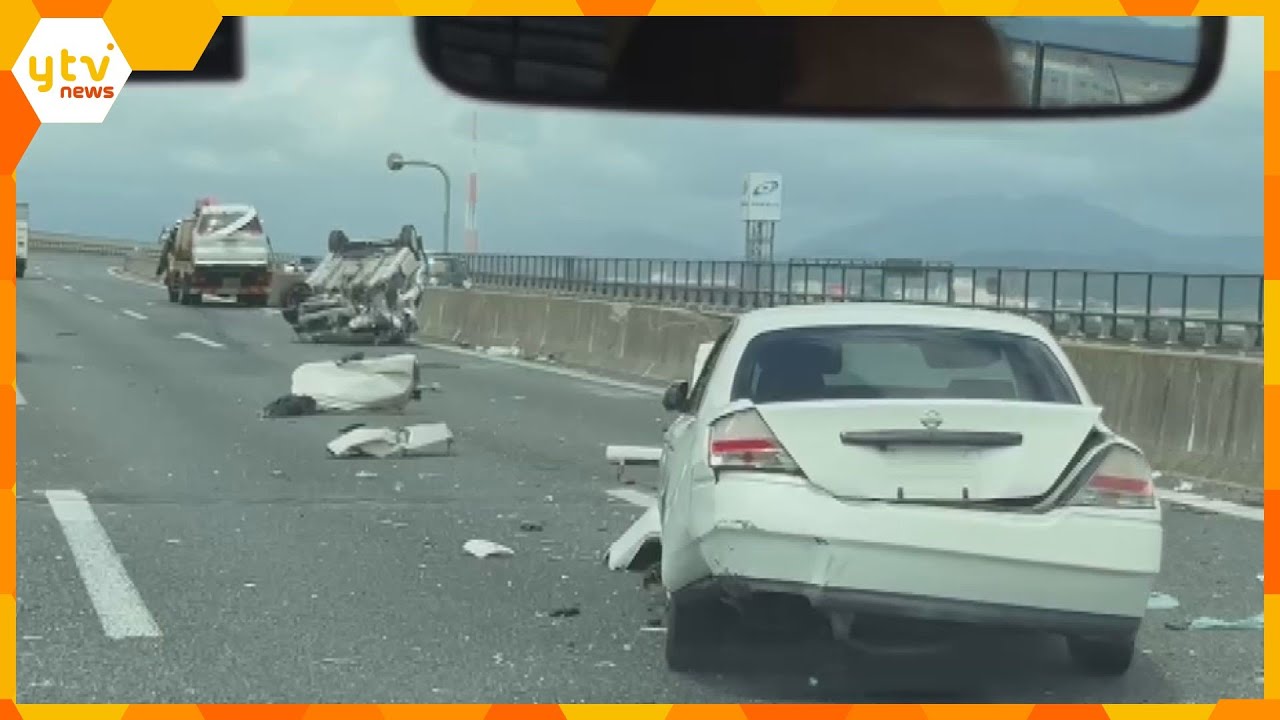 車３台積んだトラックが前のトラックに追突　２台が道路上に落下、１台は横転　第二京阪道路
