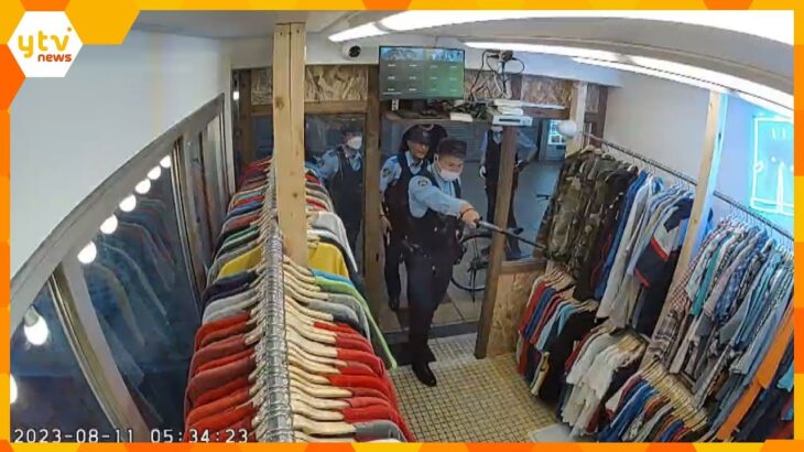 「ちょっと待て待てぇ！」警察が突入　無人販売店で防カメ捉えた万引き『犯行』と『確保』の瞬間