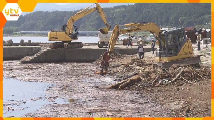 台風で大量の流木が押し寄せた漁港　重機２台で撤去作業始まる　漁船が漁に出られず　兵庫・香美町