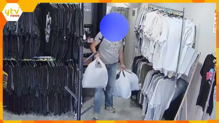 カメラが捉えたリュックサックの男　両手の袋には「大量の古着」　無人販売店で窃盗　別の店でも犯行か