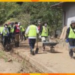 台風７号被害から２週間、復旧作業続く　２９日朝もボランティアが家の中の泥をかき出す　京都・綾部市