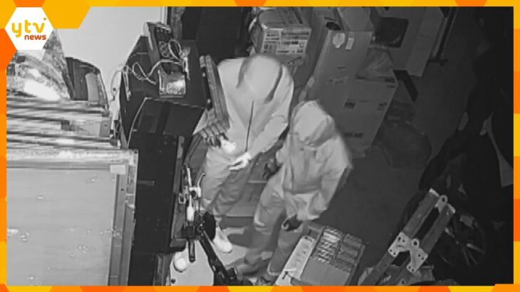 フードを被りマスクをした2人、懐中電灯を照らして店内を物色　電動キックスケーター狙いの窃盗相次ぐ