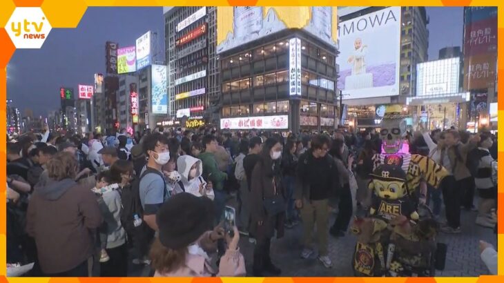 ハロウィーンの大阪・ミナミ　大阪府警は230人態勢で混雑に警戒　御堂筋の橋に目隠し用の幕も　