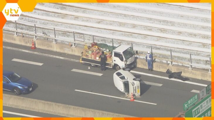 道路上の落下物を避けようと車線変更して追突か　京滋バイパスで車３台が絡む事故、女性２人軽傷　京都