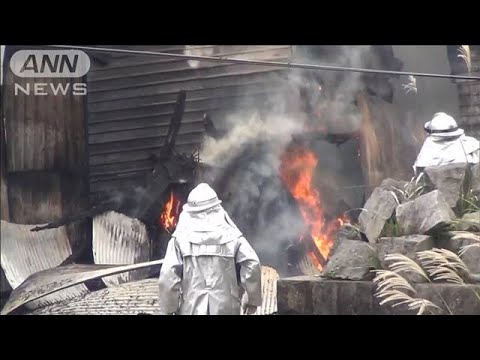 福島・会津若松市で住宅火災　立ち込める煙と炎　焼け跡から2人の遺体(2023年10月20日)