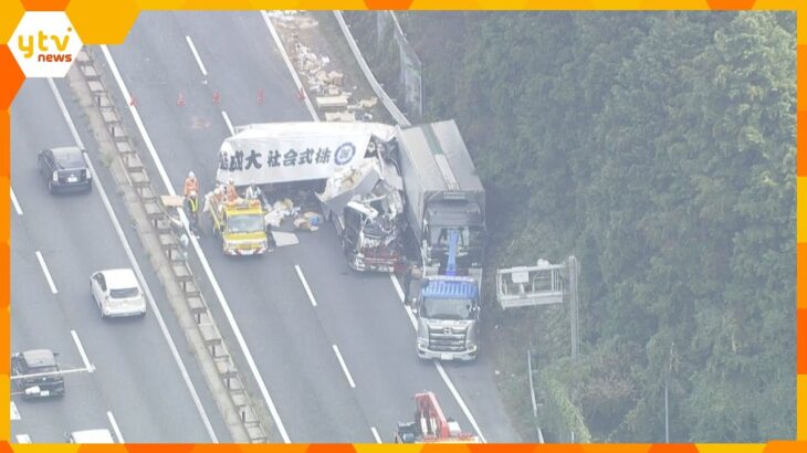 大型トラックなど３台絡む事故で１人けが　積み荷が散乱、一部区間が６時間通行止め　奈良・名阪国道
