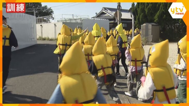 11月５日『世界津波の日』を前に沿岸の小学校で避難訓練　ライフジャケットで頭を守り高台へ　和歌山