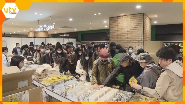 「6万円ぶんくらい買いました」阪神タイガース“日本一記念グッズ”販売開始に早朝から長蛇の列　大阪