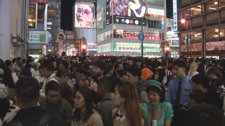 ハロウィーンの夜　大阪・ミナミは仮装姿の人で混雑　警察は約230人態勢で道頓堀周辺を警戒