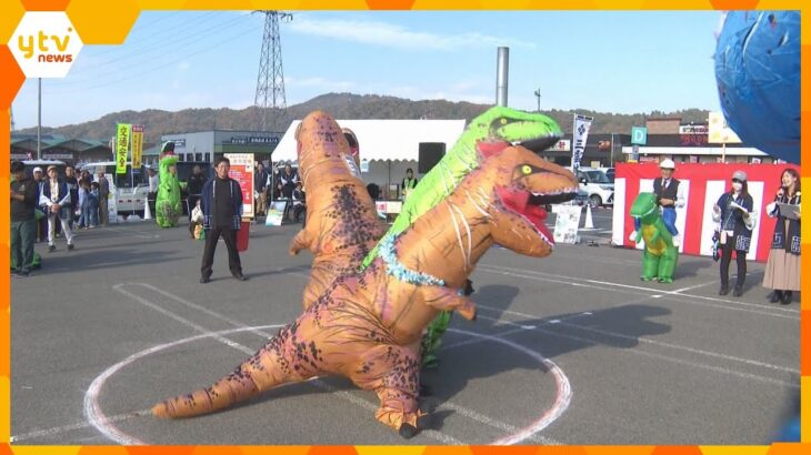 地上最強の恐竜・ティラノサウルスたちの尻相撲大会「めっちゃしんどかった」滋賀県内外から24頭参加