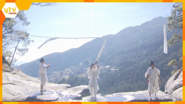 落差133メートルの滝口　命綱をつけた神職らが「那智の滝」のしめ縄を張り替え　熊野那智大社