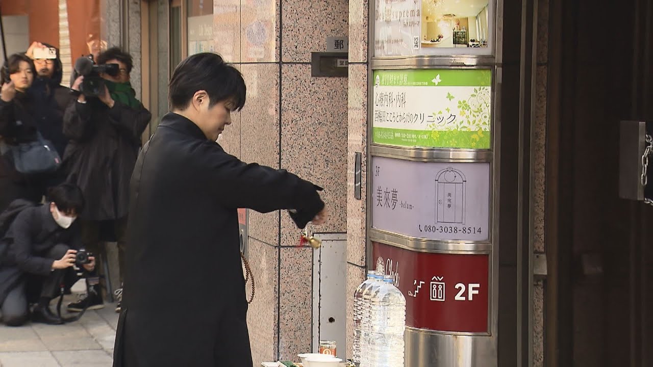 北新地放火殺人から２年　遺族ら現場で祈り　院長の妹・伸子さん「やっと悲しみに向き合えた」