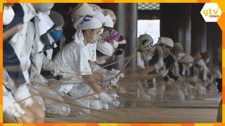 竹の棒で畳を一斉に叩き「すす払い」京都・東本願寺で師走の伝統行事　今年からは中学生も参加