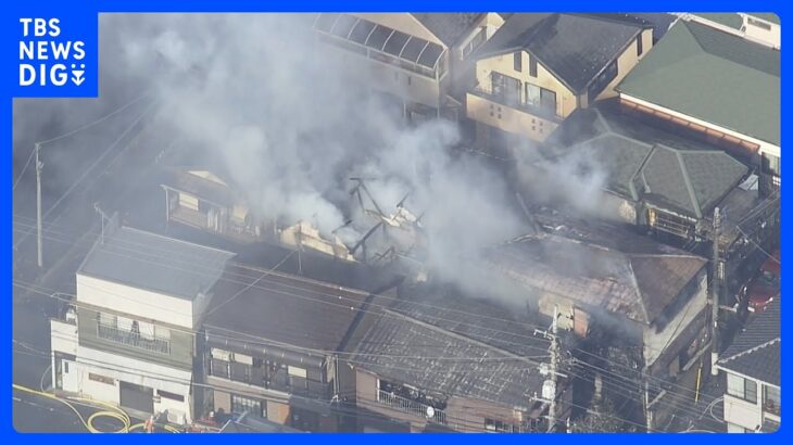 東京・練馬区富士見台の住宅火災　現在も延焼中　2人がけがをして病院へ｜TBS NEWS DIG